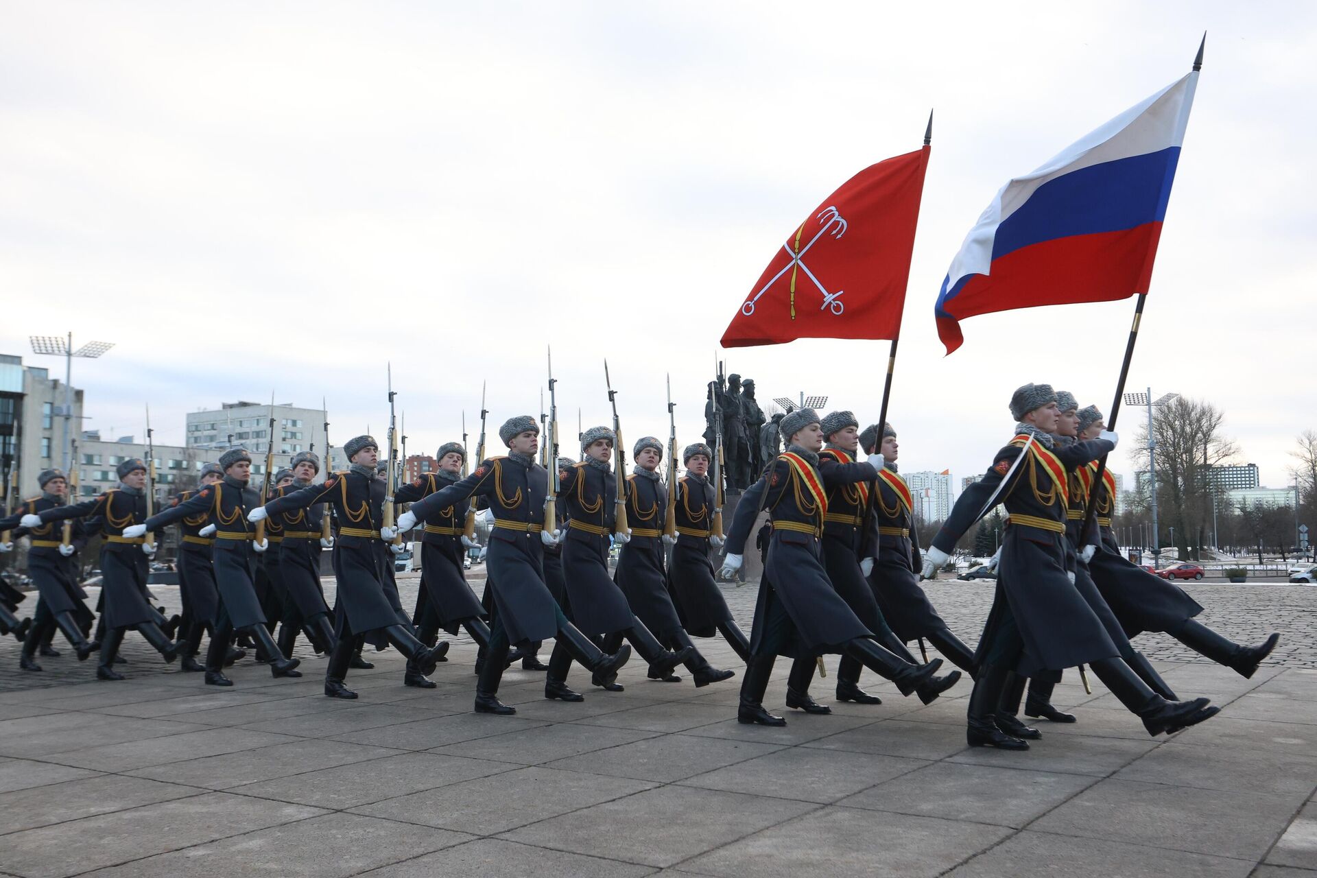 Торжественно-траурная церемония возложения цветов к Монументу героическим защитникам Ленинграда на площади Победы в Санкт-Петербурге - РИА Новости, 1920, 18.01.2025