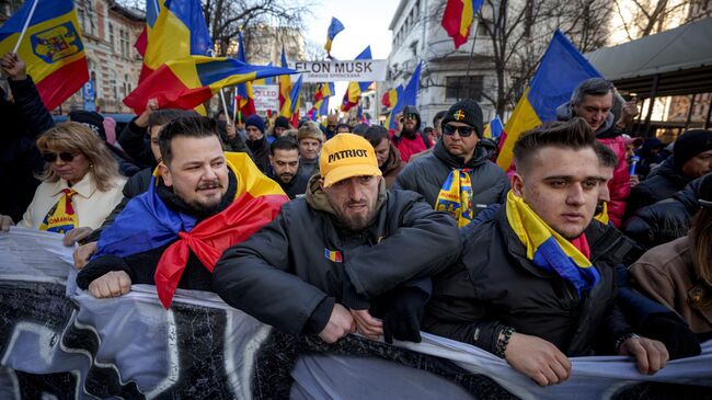 Участники акции протеста, организованной Альянсом за объединение румын (AUR), в Бухаресте