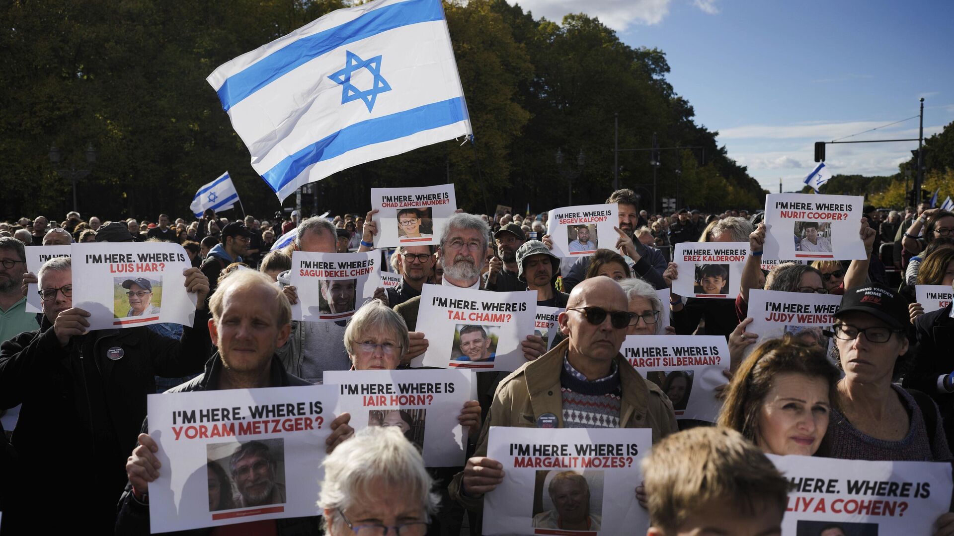 Люди с фотографиями удерживаемых ХАМАС заложников Люди с фотографиями удерживаемых ХАМАС заложников - РИА Новости, 1920, 19.01.2025
