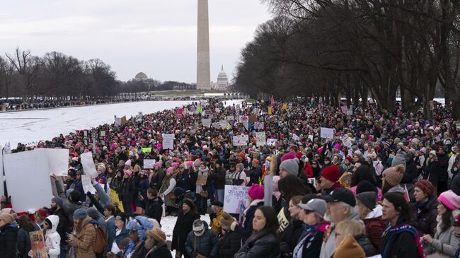 Участники протеста против политики будущего президента США Дональда Трампа в центре Вашинигтона. 18 января 2025