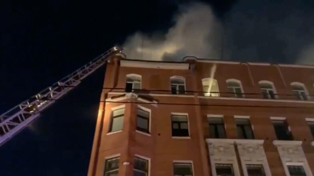 Пожар на кровле жилого дома в Санкт-Петербурге - РИА Новости, 1920, 19.01.2025