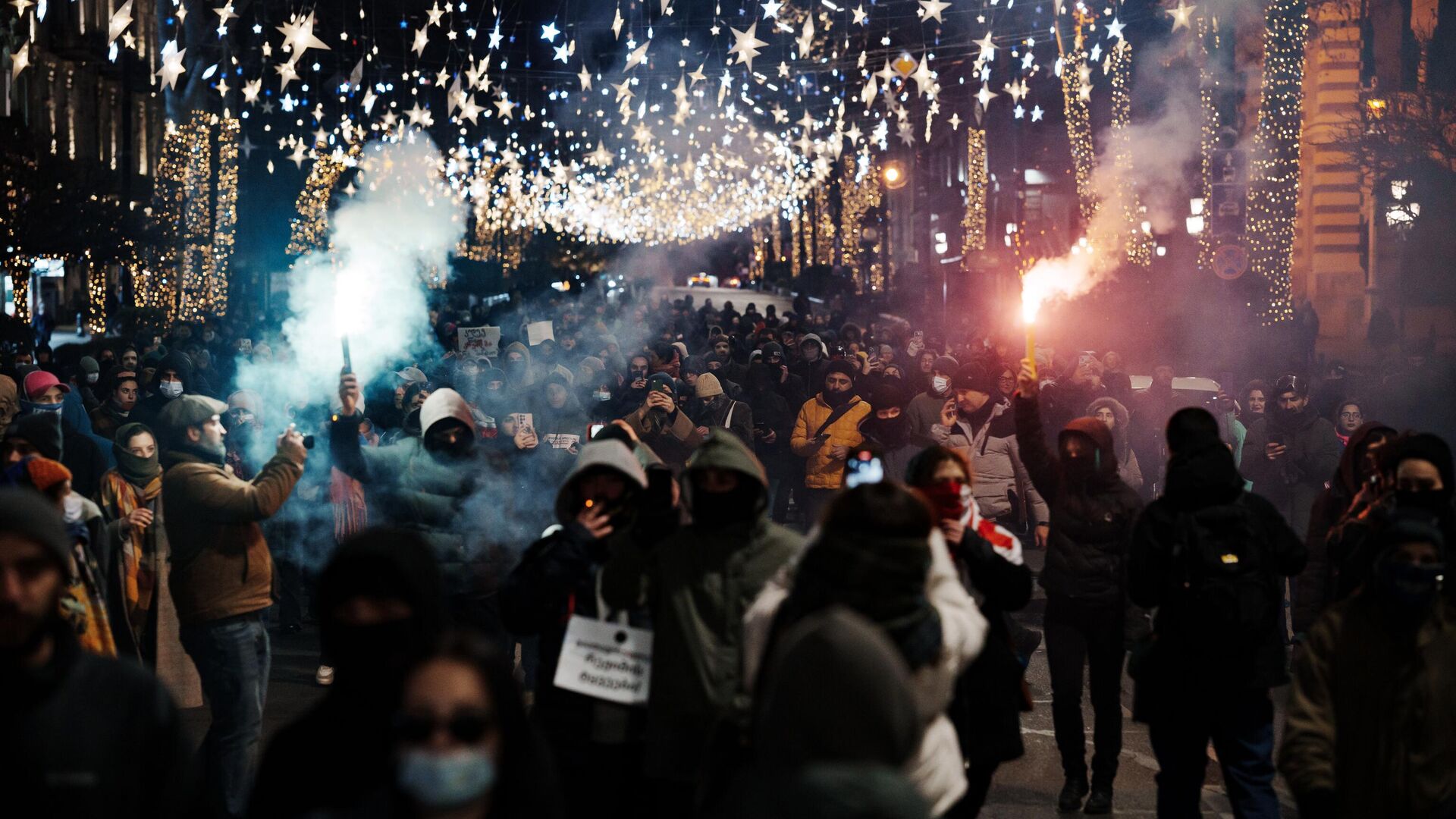 Участники акции протеста оппозиции в Тбилиси. 18 января 2025 Участники акции протеста оппозиции в Тбилиси. 18 января 2025 - РИА Новости, 1920, 18.01.2025
