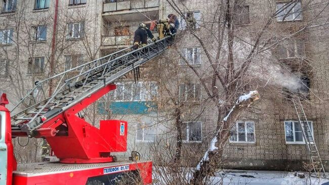 Место пожара в многоквартирном доме в Шадринске Курганской области