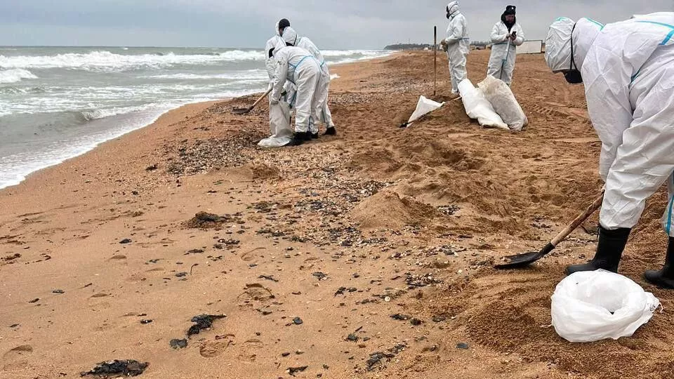Шторм вынес на береговую полосу Анапы новые фрагменты мазута - РИА Новости, 1920, 12.03.2025