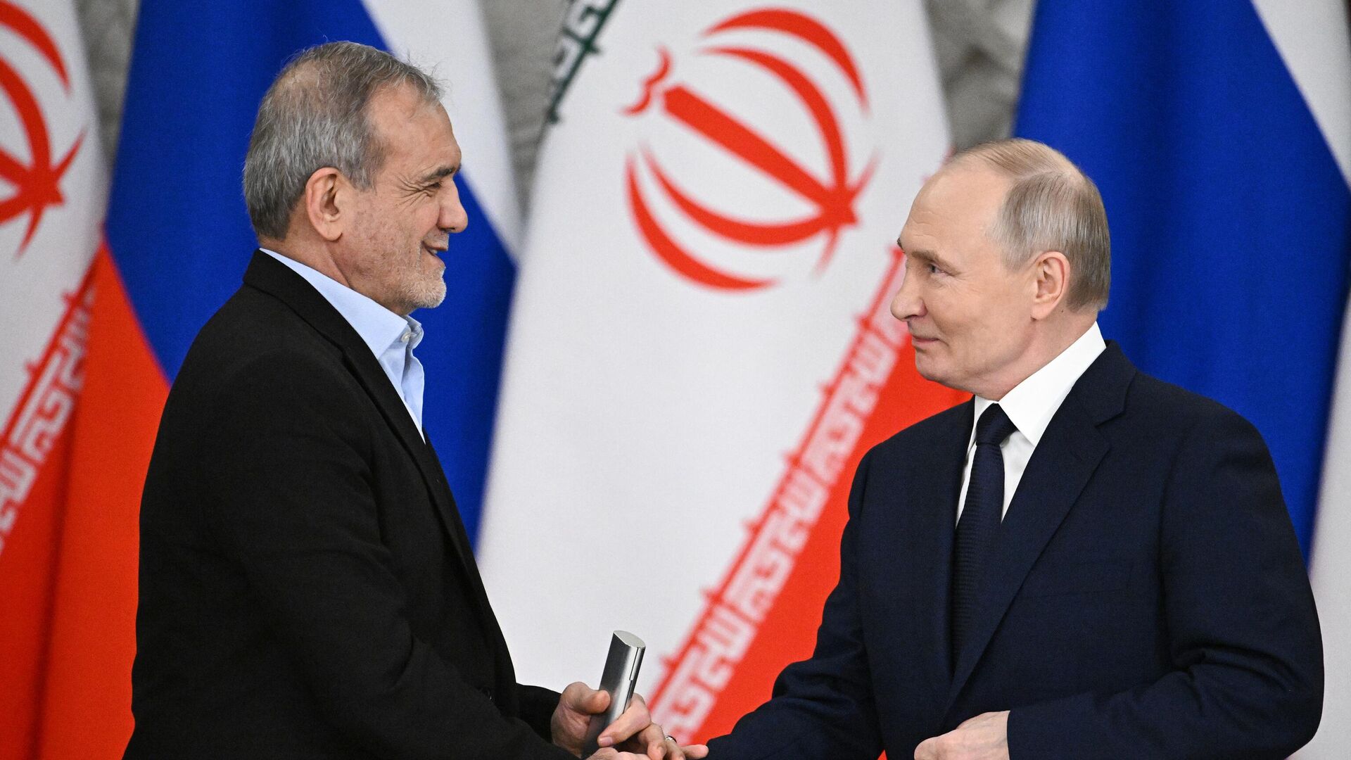 Президент Владимир Путин и президент Ирана Масуд Пезешкиан во время встречи - РИА Новости, 1920, 06.05.2025