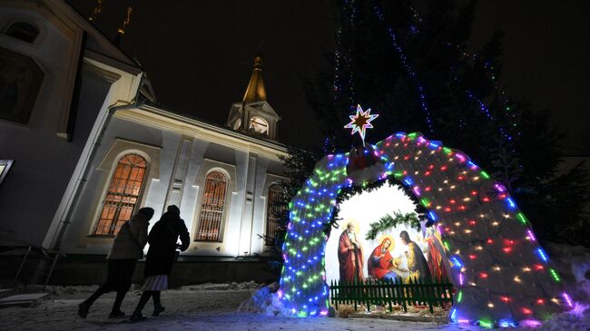 Рождественское украшение у Вознесенского кафедрального собора в Новосибирске