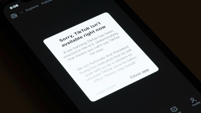 Сообщение о том, что TikTok недоступен отображается в приложении на экране мобильного телефона