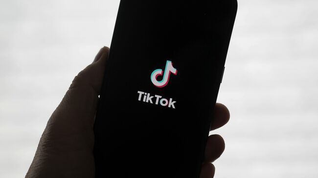 Приложение TikTok на экране смартфона