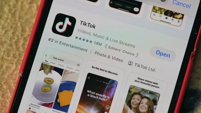 Приложение TikTok на экране смартфона