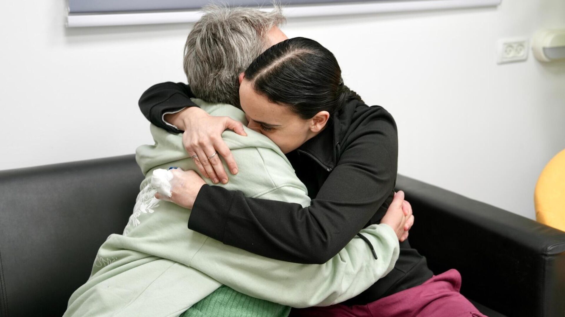 Одна из заложниц в медицинском центре Шиба в Рамат-Гане после освобождения военным крылом ХАМАС. 19 января 2025 Одна из заложниц в медицинском центре Шиба в Рамат-Гане после освобождения военным крылом ХАМАС. 19 января 2025 - РИА Новости, 1920, 19.01.2025