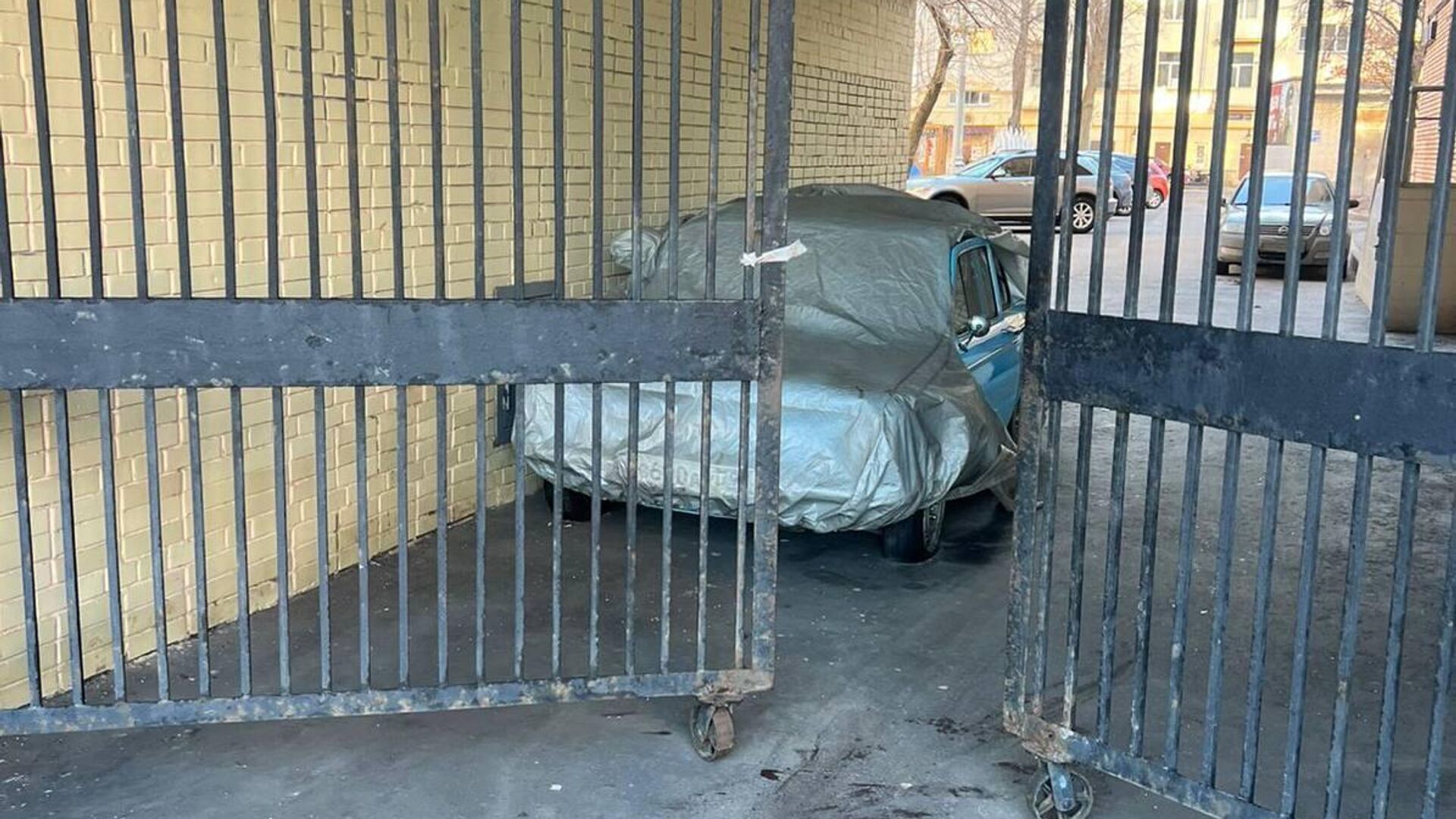 Женские трупы Тело мертвой женщины лежало на полу на месте преступления — Стоковое фото ©  Syda_Productions #174797114