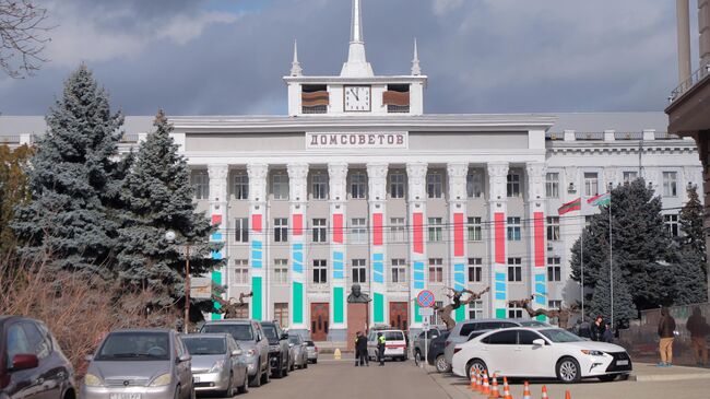 Здание Дома советов в Тирасполе, Молдавия. Архивное фото