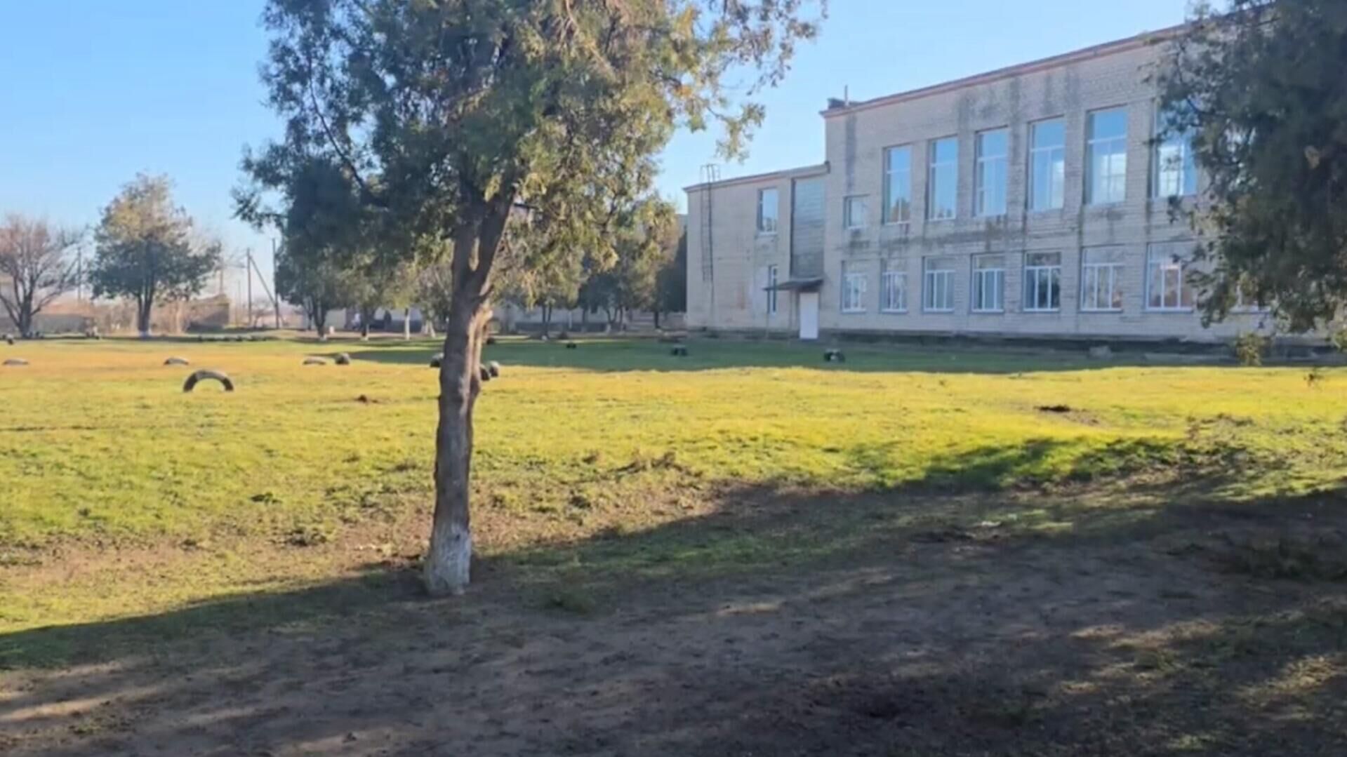 Последствия обстрела ВСУ школы в селе Бехтеры Херсонской области - РИА Новости, 1920, 20.01.2025