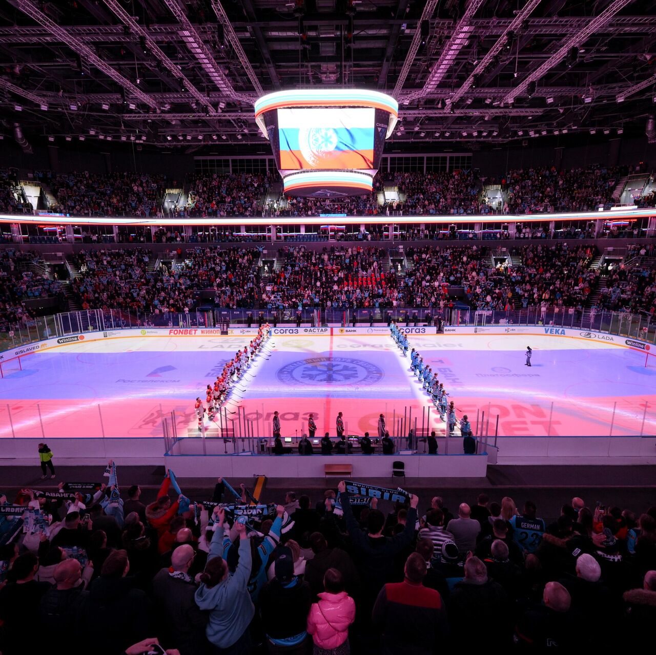 Анасы ұлын жыныстық қатынасқа түсіреді, ал әкесі қытай порно видеоларында жұмыс істейді Стинграй секс видео