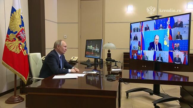 Путин на оперативном совещании с членами Совета Безопасности