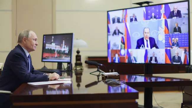 Президент Владимир Путин в режиме видеоконференции проводит оперативное совещание с постоянными членами Совета безопасности России