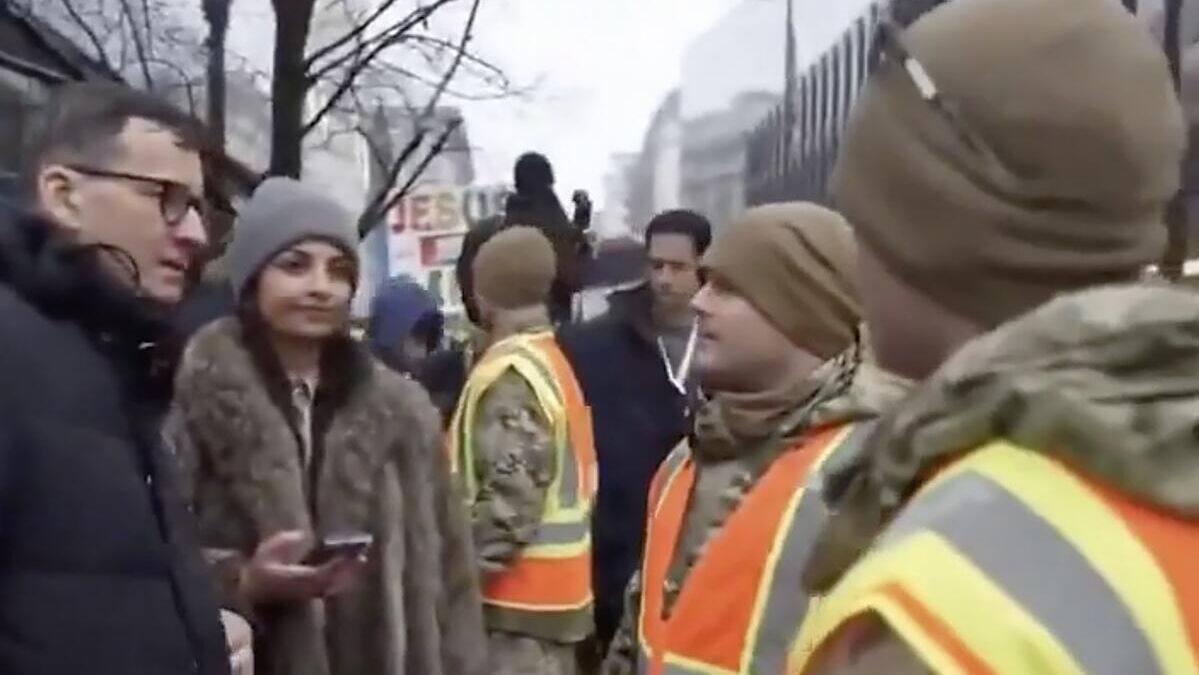 Матеуш Моравецкий пытается попасть на демонстрацию перед инаугурацией Дональда Трампа в Вашингтоне - РИА Новости, 1920, 20.01.2025