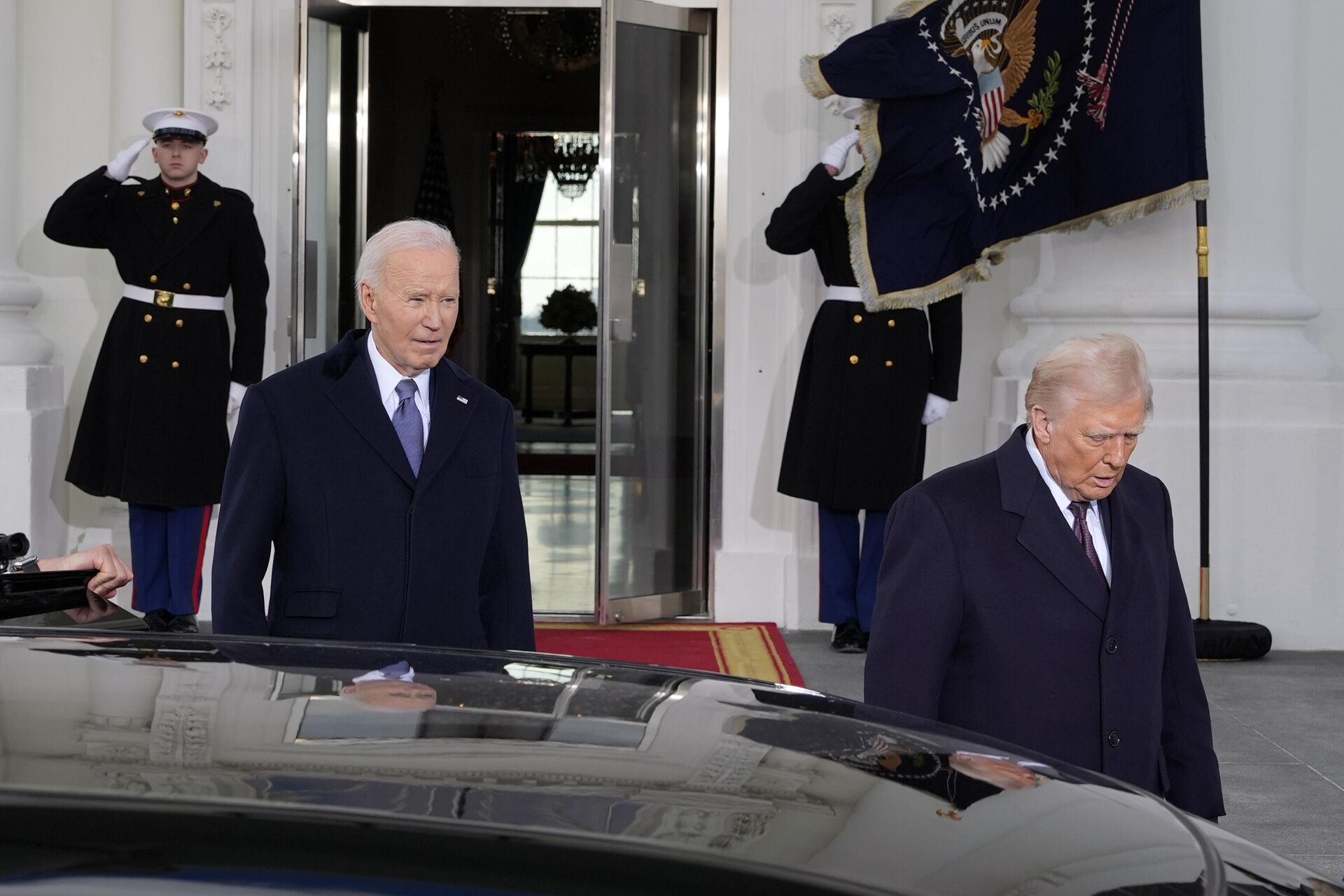 Дональд Трамп и Джо Байден направляются на церемонию инаугурации в Капитолий Дональд Трамп и Джо Байден направляются на церемонию инаугурации в Капитолий - РИА Новости, 1920, 17.03.2025