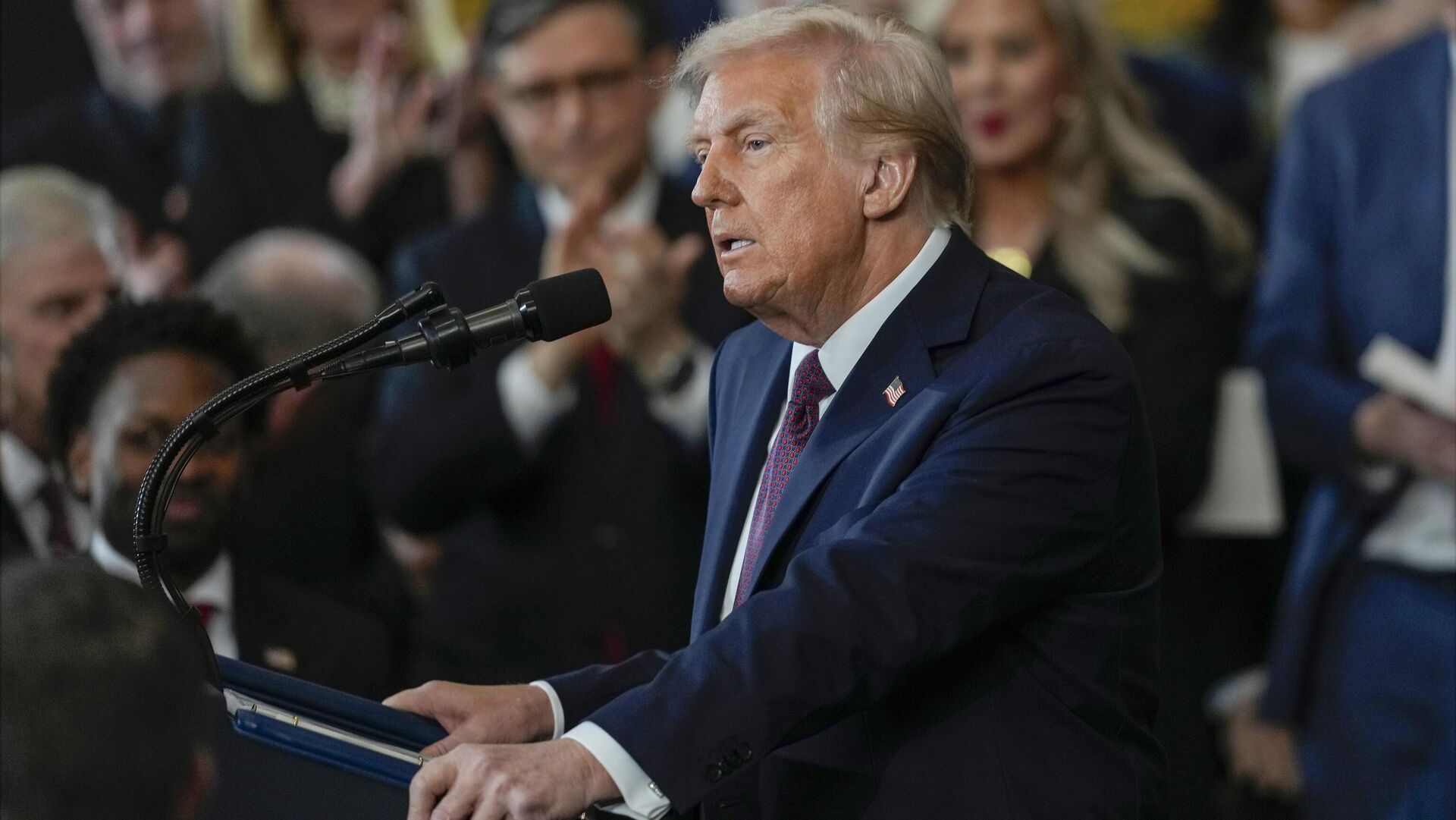 Трамп БРИКС елдеріне 100% баж салығын енгізетінін мәлімдеді