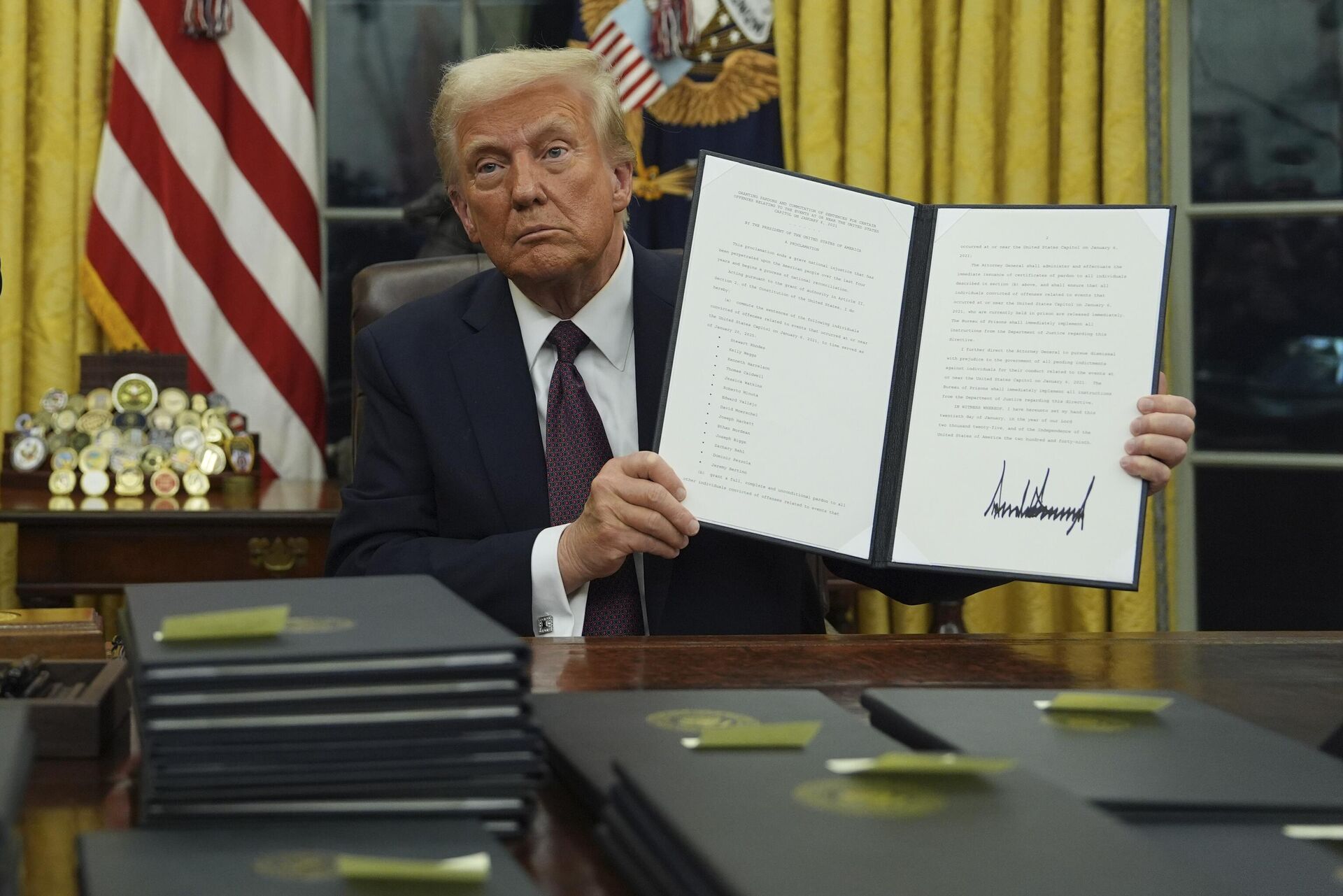 Вступивший в должность президента США Дональд Трамп подписывает указы в Овальном кабинете Белого дома. 20 января 2025 - РИА Новости, 1920, 21.02.2025