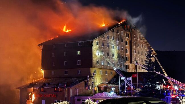 Пожар в отеле на горнолыжном курорте в турецком Болу