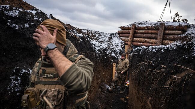 Украинские военнослужащие в окопе в районе Красноармейска (Покровска). Январь 2025