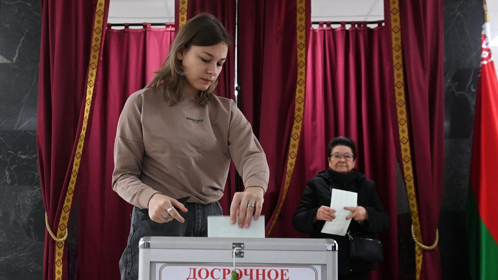 Избиратели принимают участие в досрочном голосовании на выборах президента Республики Беларусь на избирательном участке в Минске Избиратели принимают участие в досрочном голосовании на выборах президента Республики Беларусь на избирательном участке в Минске - РИА Новости, 1920, 22.01.2025