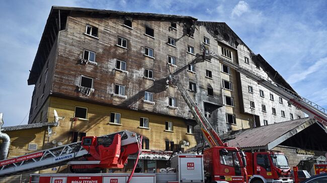 Здание отеля на горнолыжном курорте в турецком Болу после пожара