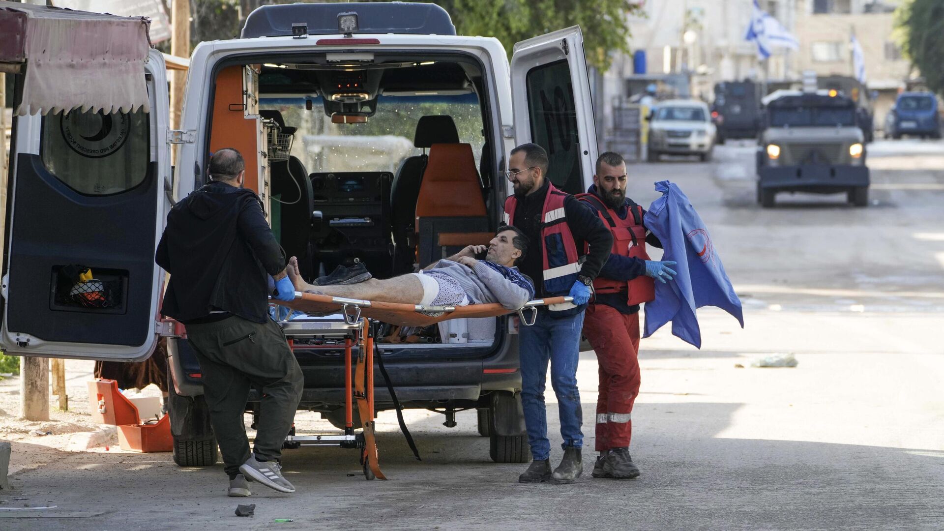Медики эвакуируют раненого мужчину во время израильской военной операции в городе Дженин. 21 января 2025 Медики эвакуируют раненого мужчину во время израильской военной операции в городе Дженин. 21 января 2025 - РИА Новости, 1920, 21.01.2025