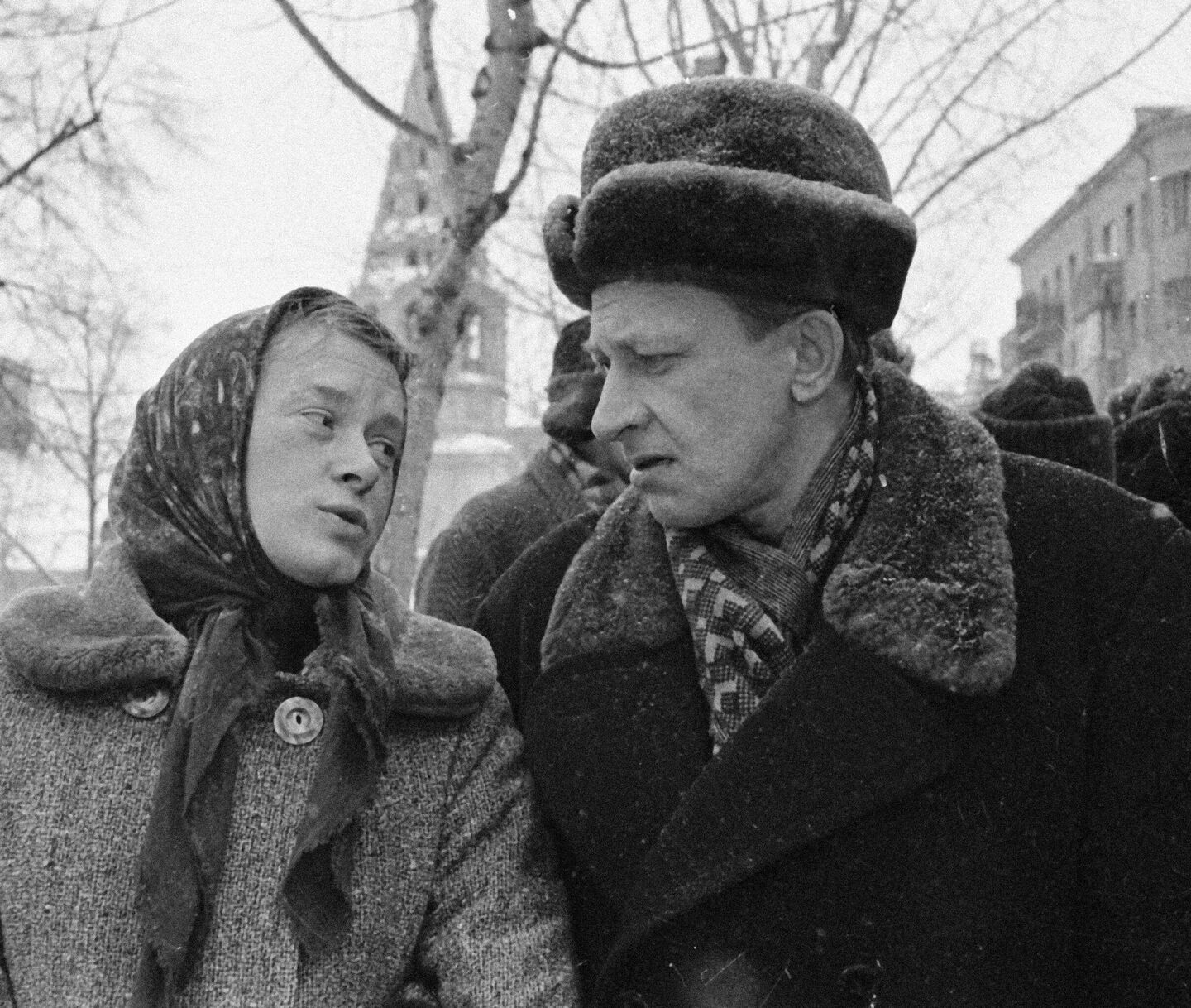 Актеры Евгений Евстигнеев и Валентина Талызина в главных ролях на съемках кинокомедии Зигзаг удачи Актеры Евгений Евстигнеев и Валентина Талызина в главных ролях на съемках кинокомедии Зигзаг удачи