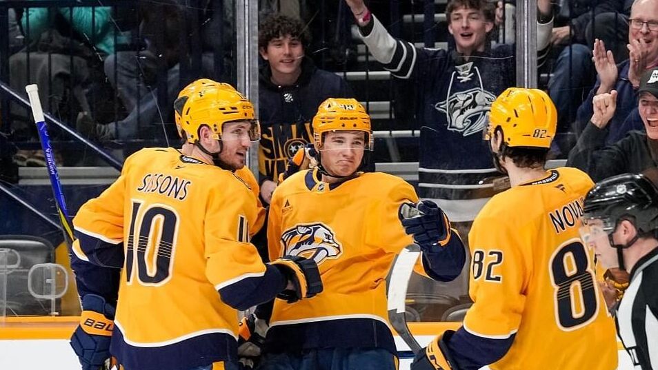 Хоккеист Нэшвилл Предаторз Федор Свечков (по центру) празднует гол Хоккеист Нэшвилл Предаторз Федор Свечков (по центру) празднует гол - РИА Новости, 1920, 22.01.2025