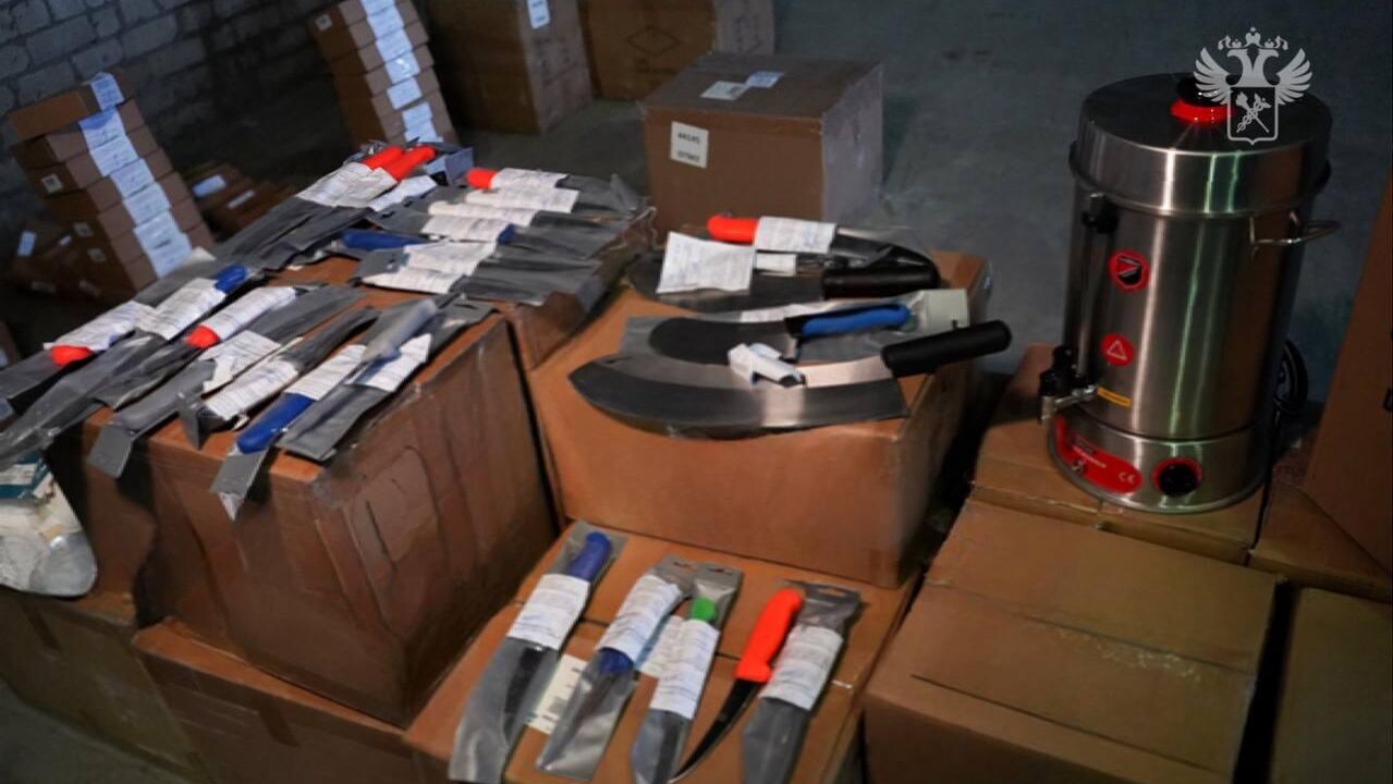 Ножи и термопоты, переданные Брянской таможней для нужд бойцов спецоперации - РИА Новости, 1920, 22.01.2025