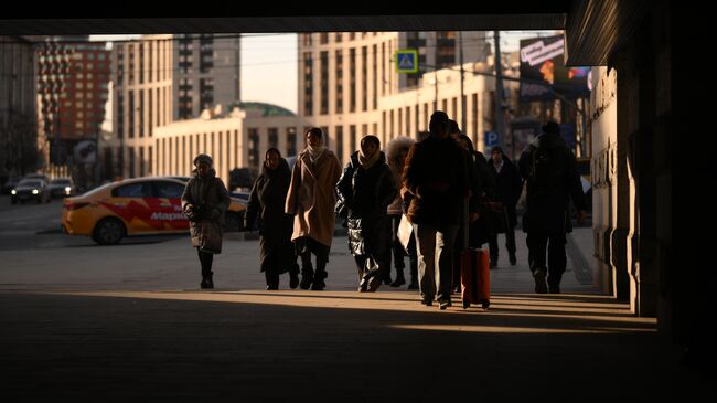 Прохожие на улице в Москве