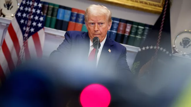 Президент США Дональд Трамп во время выступления в Белом доме