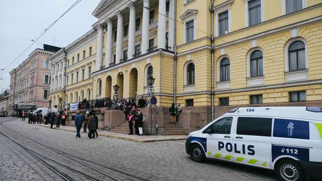 Автомобиль полиции у здания правительства Финляндии в Хельсинки