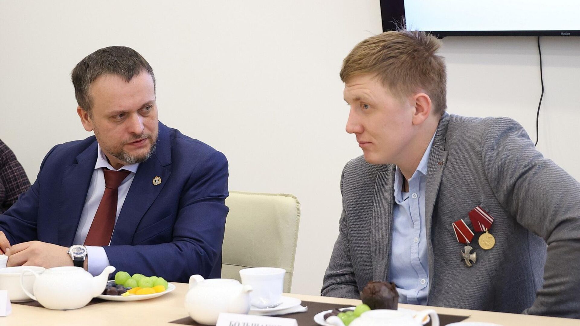 Губернатор Новгородской области Андрей Никитин и ветеран специальной военной операции, кавалер Ордена Мужества Дмитрий Большаков - РИА Новости, 1920, 22.01.2025