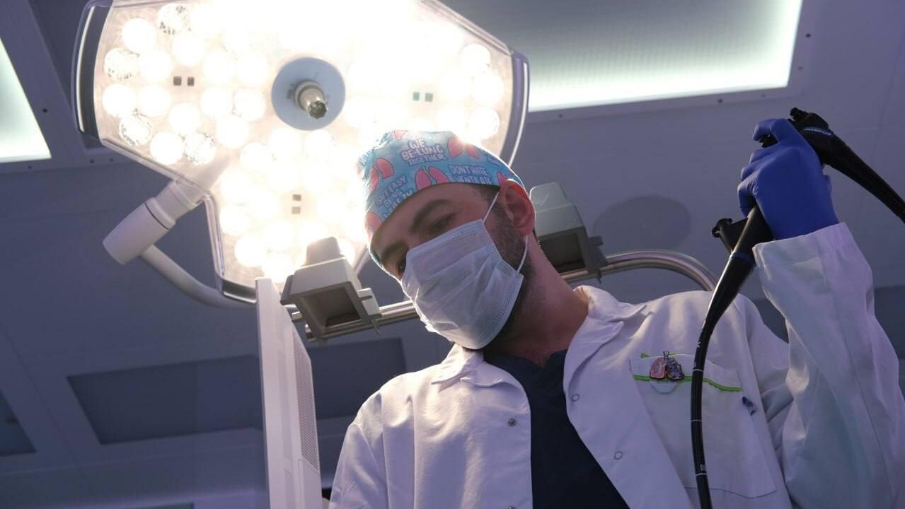 Врачи подмосковного Детского клинического центра имени Л. М. Рошаля извлеки зубную щетку из желудка 16-летней девушки - РИА Новости, 1920, 23.01.2025