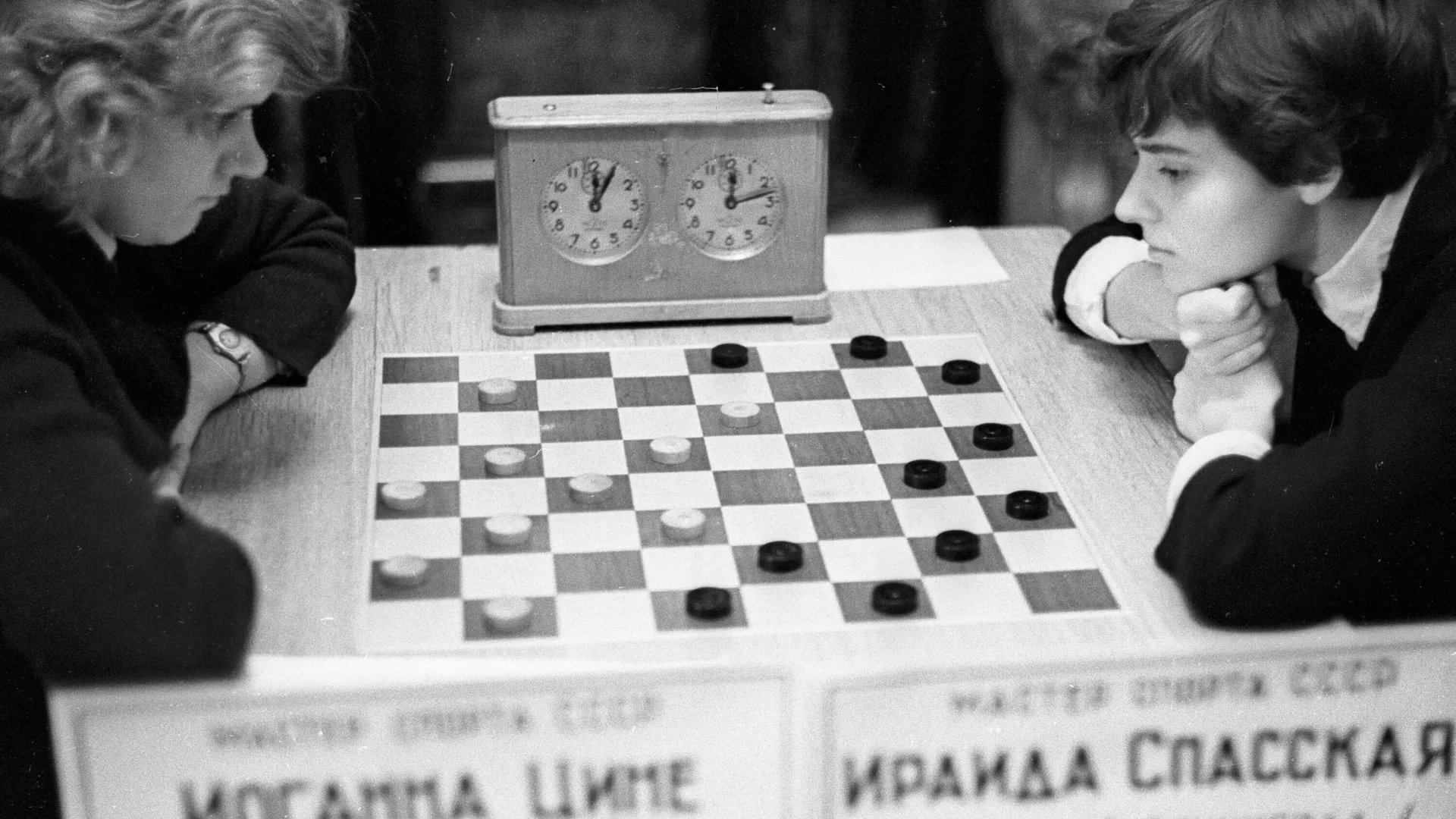 Игра претенденток на звание чемпионки СССР по шашкам Иоганны Циме (слева) и Ираиды Спасской - РИА Новости, 1920, 23.01.2025