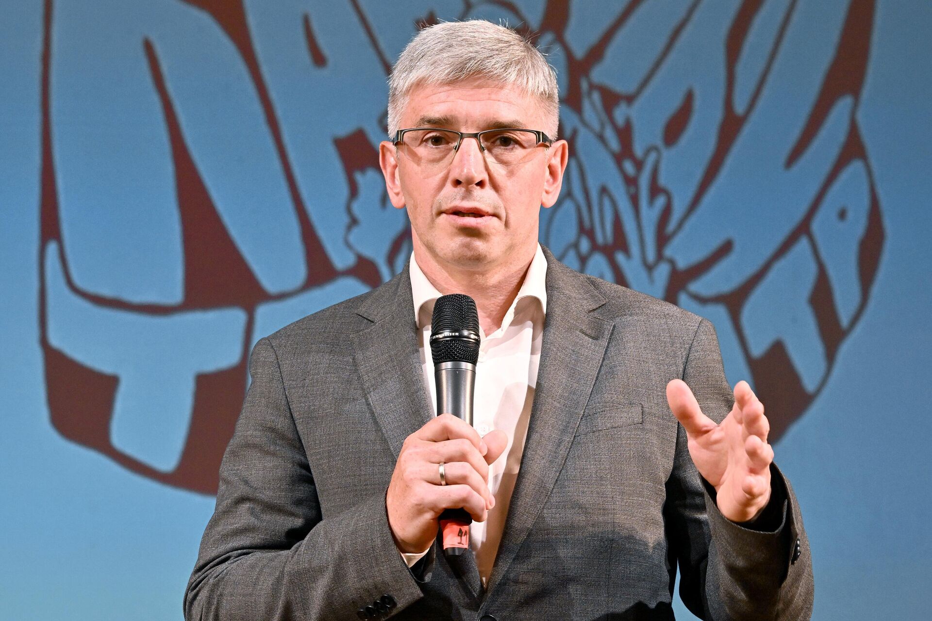 Руководитель департамента культуры города Москвы Алексей Фурсин во время сбора труппы Московского драматического театра имени А. С. Пушкина Руководитель департамента культуры города Москвы Алексей Фурсин во время сбора труппы Московского драматического театра имени А. С. Пушкина - РИА Новости, 1920, 23.01.2025