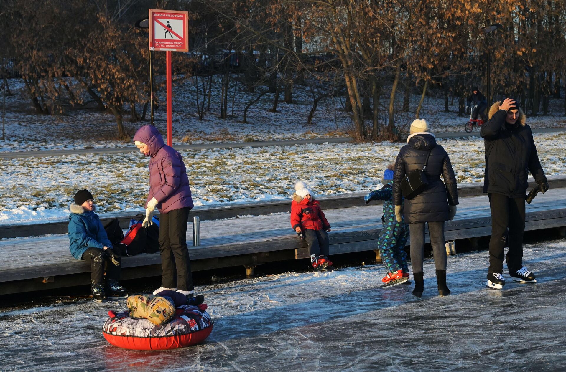 Люди катаются на коньках и ватрушках на Мещерском пруду в Московской области Люди катаются на коньках и ватрушках на Мещерском пруду в Московской области - РИА Новости, 1920, 23.01.2025