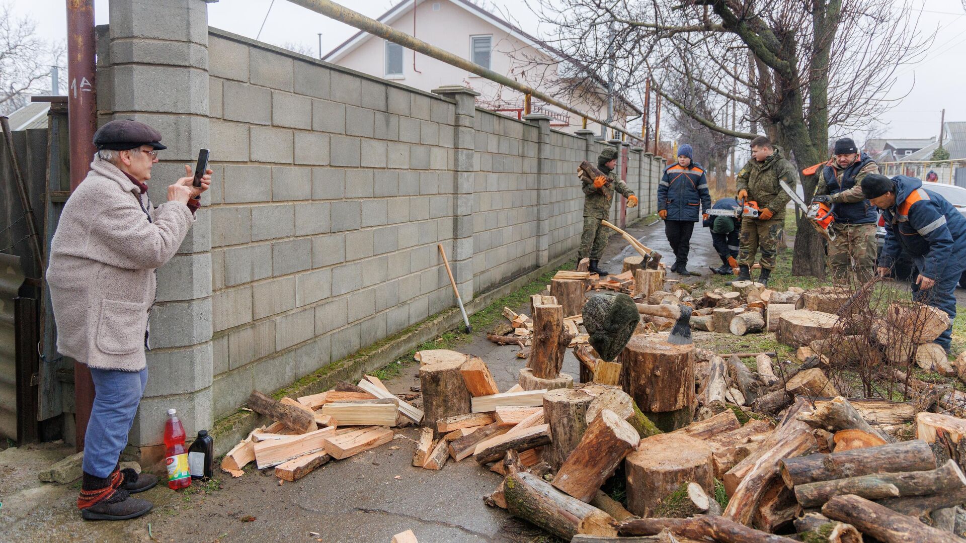 Сотрудники коммунальных служб помогают пенсионерам заготавливать дрова в Тирасполе Сотрудники коммунальных служб помогают пенсионерам заготавливать дрова в Тирасполе - РИА Новости, 1920, 24.01.2025