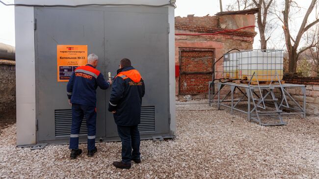 Сотрудники Тирастеплоэнерго у котельной на дизельном топливе, предназначенной для обогрева Республиканской клинической больницы в Тирасполе