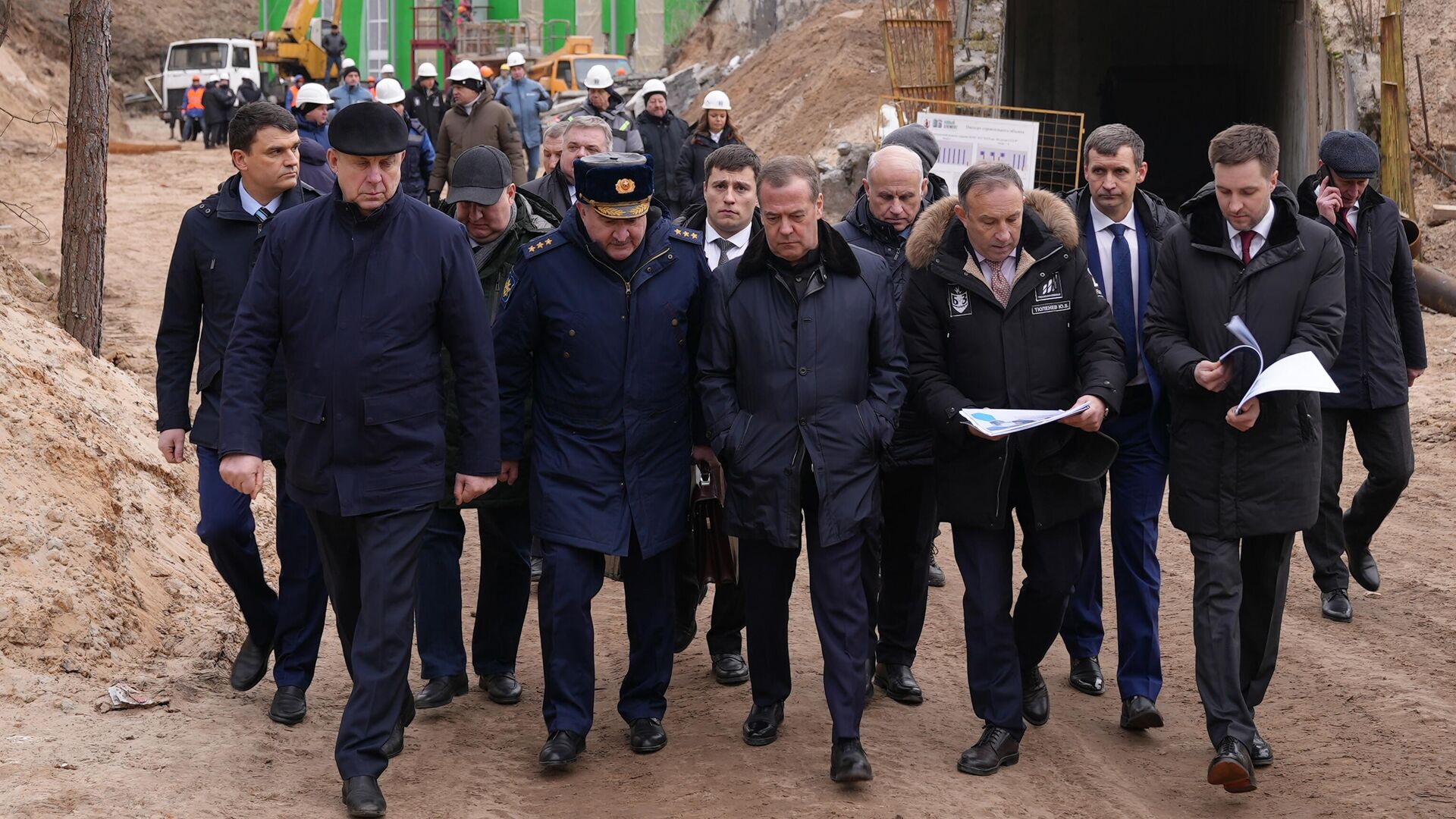 Заместитель председателя Совета безопасности РФ Дмитрий Медведев во время посещения Брянского химического завода в ходе рабочей поездки в Брянскую область. 23 января 2025 - РИА Новости, 1920, 23.01.2025