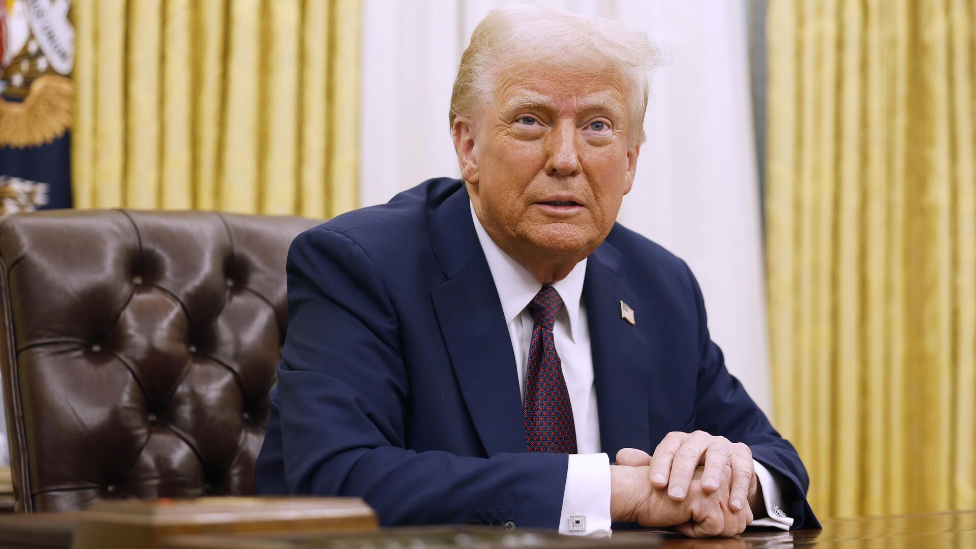 Президент США Дональд Трамп общается с журналистами в Овальном кабинете Белого дома. 23 января 2025 - РИА Новости, 1920, 23.01.2025