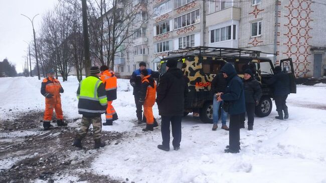 Спасатели на месте аварии на сетях водоснабжения в городе Питкяранта в Карелии