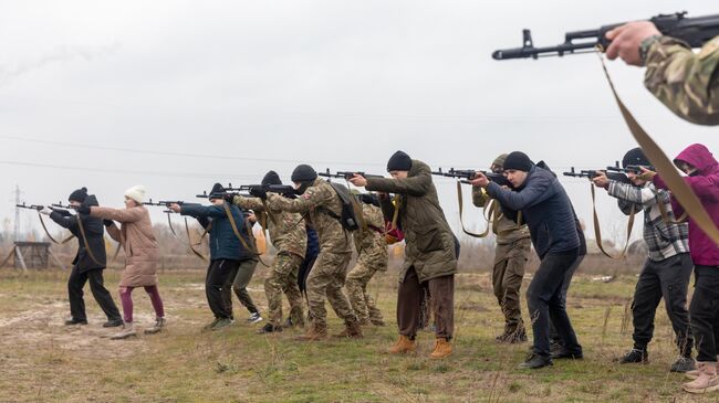 Занятие по военной подготовке для подростков и молодежи под Киевом