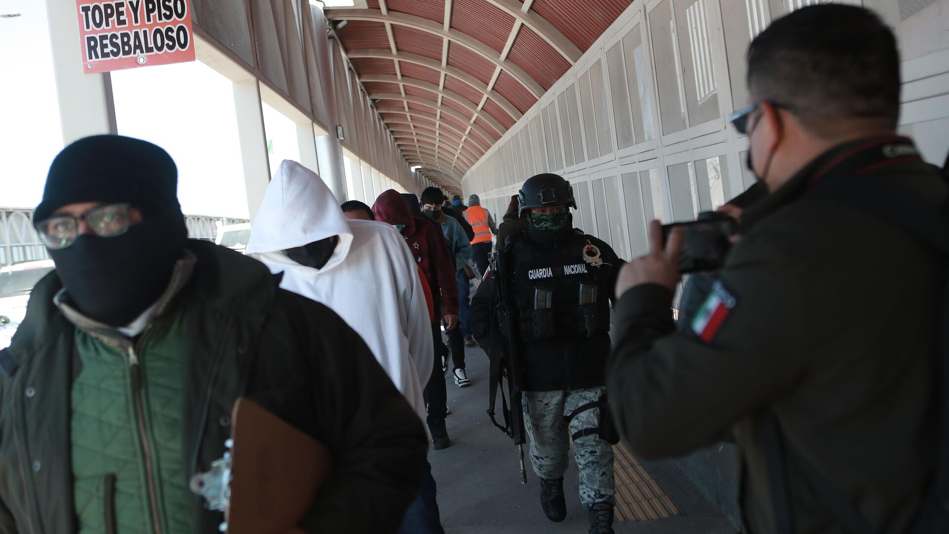 Группа из 80 мексиканцев депортируется из США по международному мосту Пасо-дель-Норте. 23 января 2024 - РИА Новости, 1920, 24.01.2025