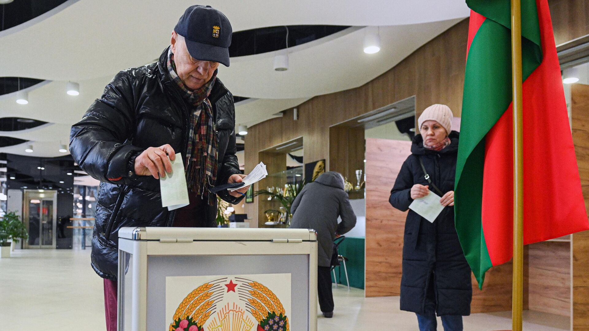 Мужчина голосует на избирательном участке №5 в Минске во время досрочного голосования. 24 января 2025 - РИА Новости, 1920, 24.01.2025