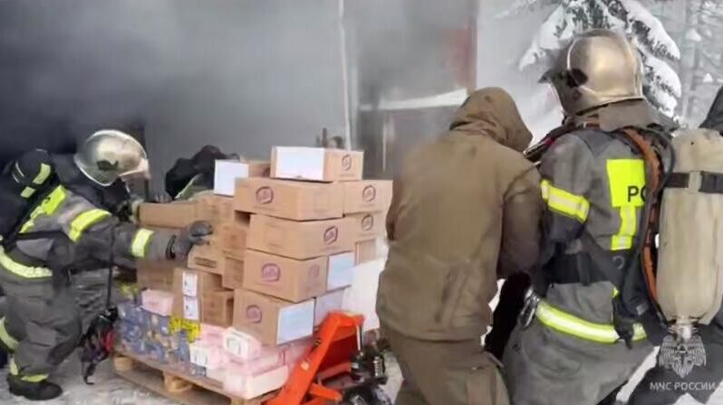 Тушение пожара на складах Почты России в Салехарде  - РИА Новости, 1920, 24.01.2025