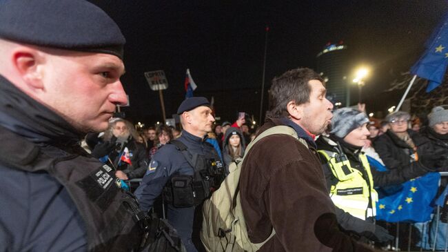 Сотрудники полиции во время акции протеста против политики премьер-министра Роберта Фицо в Братиславе, Словакия